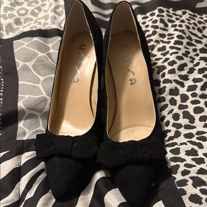 Size 9.5 Unisa Black Heels with Bow Accent